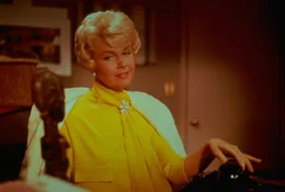 Innenarchitektin Jan (Doris Day, Foto) und Schlagerkomponist Brad teilen sich einen Telefonanschluss, obwohl sie nicht zusammen wohnen. Als ob das nicht schlimm genug w&auml;re, blockiert Brad st&auml;ndig die Leitung, weil er stundenlang mit den verschiedensten Damen telefoniert ...