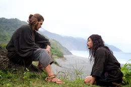 Pater Rodrigues (Andrew Garfield, links) nimmt Kichijiro (Yosuke Kubozuka) die Beichte ab