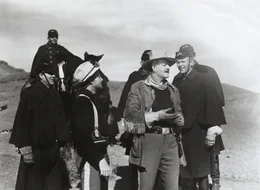 Captain Brittles (John Wayne) - eigentlich schon in Pension - &uuml;berlegt wie es m&ouml;glich ist, mit dieser kleinen Truppe tausend gereizte Indianer aufzuhalten.