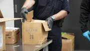 CBP-Beamter Miguel inspiziert ein Paket in der Luftfrachtabteilung des Newark Liberty International Airport in Newark, N.J. (National Geographic)