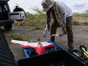 Hawaii - Pete Kelsey beim Zusammenbau seiner Firefly 6 Pro Drohne.