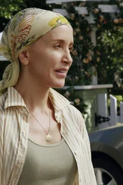 Da Katherine auch das Baumhaus der Scavos entfernen lassen m&ouml;chte, entschlie&szlig;t sich Lynette (Felicity Huffman), gegen Katherine anzutreten ...