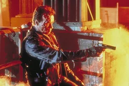 Eine Untergrundorganisation schickt aus der Zukunft einen Terminator (Arnold Schwarzenegger), der darauf programmiert ist, Menschen vor Gefahren zu sch&uuml;tzen.
