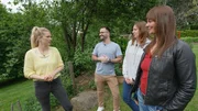 Moderatorin Anni Dunkelmann zeigt Familie Klein einen Garten. Moderatorin Anni Dunkelmann zeigt Familie Klein einen Garten.