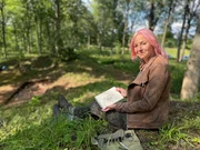 Professor Alice Roberts skizziert das Gel&auml;nde von Lowther Castle.