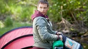 Alex (Vinzenz Kiefer) packt gerade seine Campingutensilien, als er einen Besucher bemerkt...