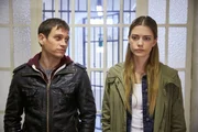 Alex (Vinzenz Kiefer) und Nadja (Laura Berlin) werden von dem Gef&auml;ngnisdirektor in die JVA gef&uuml;hrt.