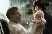 Cuddy (Lisa Edelstein, r.) ist mit ihrem Adoptivbaby anfangs völlig überfordert und überlegt sogar, die kleine Rachel wieder wegzugeben. Dr. Gregory House (Hugh Laurie, l.) steht der ganzen Sache sowieso skeptisch gegenüber. Cuddy (Lisa Edelstein, r.) ist mit ihrem Adoptivbaby anfangs völlig überfordert und überlegt sogar, die kleine Rachel wieder wegzugeben. Dr. Gregory House (Hugh Laurie, l.) steht der ganzen Sache sowieso skeptisch gegenüber.