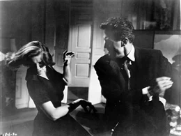 Kyle (Robert Stack) konnte Mitch (nicht im Bild) ausstechen und das "Rennen" um Lucy (Lauren Bacall) f&uuml;r sich entscheiden, doch die Ehe wird nicht gl&uuml;cklich. Zu Unrecht glaubt Kyle n&auml;mlich, seine Frau w&uuml;rde ihn mit Mitch betr&uuml;gen.