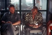 Widerwillig hilft der versoffene Privatdetektiv Joe Hallenbeck (Bruce Willis, l.) dem Ex-Footballstar Jimmy Dix (Damon Wayans, r.), die M&ouml;rder seiner Freundin aufzusp&uuml;ren ...