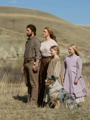 Caroline (Erin Cottrell, 2.v.l.), Charles (Cameron Bancroft, l.), Mary (Danielle Chuchran, r.) und Laura (Kyle Chavarria, 2.v.r.) blicken hoffnungsvoll in eine neue Zukunft.