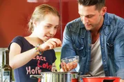 Alexander Kumptner und Anna bei der Risotto-Zubereitung. Alexander Kumptner und Anna bei der Risotto-Zubereitung.