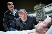 Alex (Vinzenz Kiefer, l.) und Semir (Erdogan Atalay) versuchen im Krankenhaus Informationen von dem Astronauten Thomas Bernhardt (Matthias Brüggenolte) zu bekommen, auf den ein Anschlag verübt wurde.