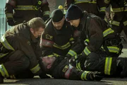 V.l.: Mouch (Christian Stolte), Kelly Severide (Taylor Kinney, unten), Joe Cruz (Joe Minoso) und Stella Kidd (Miranda Rae Mayo)