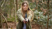 Angesichts des leblosen Körpers ihres Freundes schnappt sich Nadja (Laura Berlin) die Waffe und drückt ab...