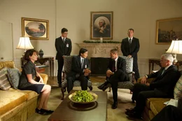 L-R: Verteidigungsministerin Ruth McMillan (Melissa Leo), Kang (Rick Yune), Lee Tae-Woo (Keong Sim), Pr&auml;sident Benjamin Asher (Aaron Eckhart), Roma (Cole Hauser).
