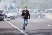 Nach dem Horrorcrash, der auf den Anschlag folgte, rennt Alex (Vinzenz Kiefer) los, um den schwer verletzten Thomas Bernhardt vor dem sicheren Tod zu bewahren...