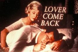 Die attraktive Carol (Doris Day, l.) tr&ouml;stet Jerry Webster (Rock Hudson, r.), denn sie hat keine Ahnung, dass der eigentlich ihr Konkurrent ist ...