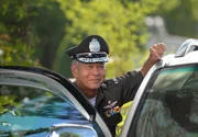 Polizeipr&auml;sident Lin Thanapat (Nirut Sirichanya) findet am Rande des Regenwaldes ein traumatisiertes M&auml;dchen.