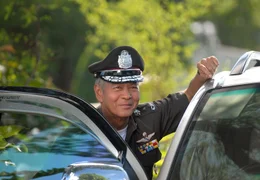 Polizeipr&auml;sident Lin Thanapat (Nirut Sirichanya) findet am Rande des Regenwaldes ein traumatisiertes M&auml;dchen.