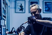 Kulturplatz — Swiss Success Stories: Der Zürcher Drohnenkünstler in der Tech-Elite | Folge 2 — Marco Tempest bei einem Experiment mit einer Roboterhand
