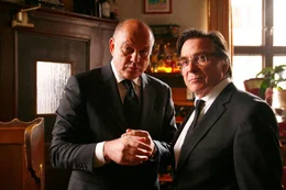 Von links: Louis Falke (Wolfgang B&ouml;ck) und Wendel Overmann (Elmar Wepper) im Restaurant.