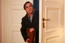 Wendel Overmann (Elmar Wepper) betritt das erste Mal das Herrenhaus.