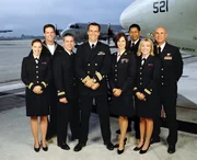 V.l.: Lt. Loren Singer (Nanci Chambers), Jason Tiner (Chuck Carrington), Bud Roberts, Jr. (Patrick Labyorteaux), Harmon Rabb, Jr. (David James Elliott), Sarah MacKenzie (Catherine Bell), Sturgis Turner (Scott Lawrence), Lt. Harriet Sims (Karri Turner), A.J. Chegwidden (John M. Jackson) V.l.: Lt. Loren Singer (Nanci Chambers), Jason Tiner (Chuck Carrington), Bud Roberts, Jr. (Patrick Labyorteaux), Harmon Rabb, Jr. (David James Elliott), Sarah MacKenzie (Catherine Bell), Sturgis Turner (Scott Lawrence), Lt. Harriet Sims (Karri Turner), A.J. Chegwidden (John M. Jackson)