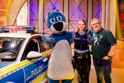 Polizeikommissarin Sarah Schräder weiht Elton (r.) und Piet Flosse (l.) bei "1, 2 oder 3" in die Geheimnisse ihres Berufsalltags ein.