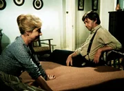 John Walton (Ralph Waite, r.) bespricht mit seiner Frau Olivia (Michael Learned, l.), ob sie das Angebot des Maklers wirklich annehmen sollen.