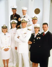 (6. Staffel) - Militärische Ermittlungsbehörde J.A.G.: Victor Galindez (Randy Vasquez, oben l.), Jason Tiner (Chuck Carrington, oben r.), Harriet Sims (Karri Turner, l.), Bud Roberts (Patrick Labyorteaux, 2.v.l.), Harm Raab (David James Elliott, 3.v.l.), Chegwidden (John M. Jackson, 3.v.r.), Sara Mackenzie (Catherine Bell, 2.v.r.) und Michael Brumby (Trevor Goddard) ...