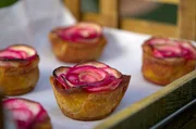 Apfel-Charlotte ist ein s&uuml;&szlig;er Nachtisch aus Gro&szlig;britannien. Das mit Apfelmus gef&uuml;llte K&uuml;chlein wird von Toastscheiben zusammengehalten.