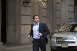 Im Besitz der Droge zu sein, die kein Limit kennt, macht Eddie Morra (Bradley Cooper) zur Zielscheibe ...