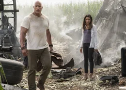 L-R: Davis Okoye (Dwayne Johnson) und Dr. Kate Caldwell (Naomie Harris)