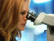An Hand der gefundenen Zigarettenstummel hat Catherine (Marg Helgenberger) eine hei&szlig;e DNA-Spur entdeckt.