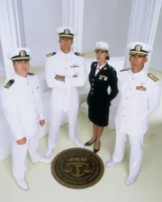 (6. Staffel) - Mitglieder der militärischen Ermittlungsbehörde: Bud Roberts (Patrick Labyorteaux, l.), Harm Rabb (David James Elliott, 2.v.l.), Sara 'Mac' Mackenzie (Catherine Bell, 2.v.r.) und Albert Jethro 'A.J.' Chegwidden (John M. Jackson, r.) ...