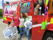 Die TanzAlarm-Kids v.l.: Lara, Leoni, Kim und Annika mit Volker Rosin und Singa im TanzAlarm-Mobil. Die TanzAlarm-Kids v.l.: Lara, Leoni, Kim und Annika mit Volker Rosin und Singa im TanzAlarm-Mobil.