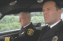 Ein Serienkiller treibt in Pittsburgh sein Unwesen. Als Polizist Tom Hardy (Bruce Willis) die Theorie &auml;u&szlig;ert, der T&auml;ter m&uuml;sse aus den eigenen Reihen kommen, wird er zum Wasserschutz strafversetzt. Das Morden beginnt von Neuem. Opfer sind Toms ehemalige Geliebte. Harding will mit Hilfe seiner Partnerin Jo (Sarah Jessica Parker) den Killer zur Strecke bringen.
