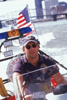 Ein Serienkiller treibt in Pittsburgh sein Unwesen. Als Polizist Tom Hardy (Bruce Willis) die Theorie &auml;u&szlig;ert, der T&auml;ter m&uuml;sse aus den eigenen Reihen kommen, wird er zum Wasserschutz strafversetzt. Das Morden beginnt von Neuem. Opfer sind Toms ehemalige Geliebte. Harding will mit Hilfe seiner Partnerin Jo (Sarah Jessica Parker) den Killer zur Strecke bringen.