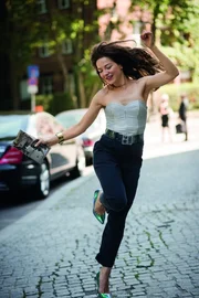 Eine echte Traumfrau, die nach einer gro&szlig;en Entt&auml;uschung erkennt, dass sich wahre Liebe manchmal bescheiden im Hintergrund h&auml;lt: Leni (Hannah Herzsprung) ...