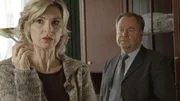 Kriminalhauptkommissar Kehler (Wolfgang Bathke) teilt Ulrike Dressler (Maria Bachmann) mit, dass die Beamten Schmauchspuren in ihrem Wagen gefunden haben und die Faserspuren vom Tatort von einem ihrer Sweatshirts stammen. Nervös sucht sie nach einer Erklärung.