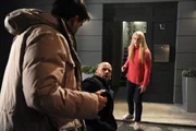 Yvi ist geschockt, als sie einen der Angreifer erkennt. Von links: Ebrahim (Nusret Toplar), Dirk (Jan Felski) und Yvonne Preissinger (Alexa Eilers). Yvi ist geschockt, als sie einen der Angreifer erkennt. Von links: Ebrahim (Nusret Toplar), Dirk (Jan Felski) und Yvonne Preissinger (Alexa Eilers).
