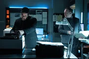 REENACTMENT - Die NTSB-Ermittler Bill Bramble (gespielt von Marc R. Bondy) und Aaron Sauer (gespielt von Robin Wilcock) untersuchen die Wartungsunterlagen der beiden Flugzeuge, die in einen t&ouml;dlichen Zusammensto&szlig; in der Luft verwickelt waren.