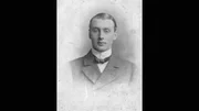 Billy Kimber ist ein Gangster und Kopf der sogenannten "Birmingham Boys". Ähnlich dem Mafia-Boss Al Capone leitet er das organisierte Verbrechen in den Jahren 1910-1921 in Großbritannien. Billy Kimber ist ein Gangster und Kopf der sogenannten "Birmingham Boys". Ähnlich dem Mafia-Boss Al Capone leitet er das organisierte Verbrechen in den Jahren 1910-1921 in Großbritannien.