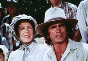 Charles (Michael Landon, r.) und Caroline Ingalls (Karen Grassle, l.) beobachten gespannt das Football-Spiel.