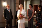 (v.l.n.r.) Hollace Kilbride (Gerald McRaney); Anna Kolcheck (Bar Paly); Kensi Blye (Daniela Ruah); Rosa Reyes (Natalia del Riego)