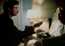 Der skrupellose Martin Burney (Patrick Bergin, li.) lockt der blinden, alternden Mutter Chloe (Elizabeth Lawrence, re.) seiner Frau Laura (Julia Roberts) ein folgenschweres Geheimnis heraus. Der Psychoterror beginnt ...