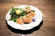 Die Vorspeise: Wildkräutersalat mit Frischkäse-Kräuterbällchen, Lachs vom Brett und Brotschnecken. Die Vorspeise: Wildkräutersalat mit Frischkäse-Kräuterbällchen, Lachs vom Brett und Brotschnecken.