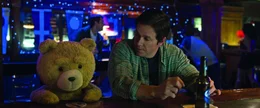 Wie kann Johns (Mark Wahlberg) dauerbekiffter und fluchender Freund Ted nur beweisen, dass er ein verantwortungsvoller Vater sein und vor dem Gesetz als Person gelten kann?