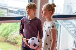 Max (Lucas Herzog) und Laura (Klara N&ouml;lle) wollen ins Fu&szlig;ballteam.